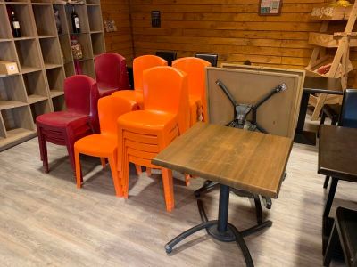 de nombreuses chaises et tables de différentes couleurs dans une pièce