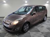 une photo d'une voiture marron garée dans un showroom