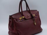 un sac à main en cuir rouge sur fond blanc