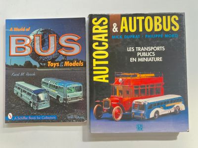 deux livres posés sur une table