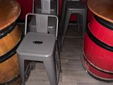 plusieurs tabourets et une table dans une pièce dont l'un des murs est rouge