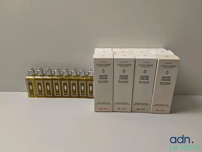 quatre flacons d'eau de Cologne posés les uns à côté des autres sur une table