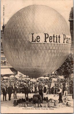 une vieille photo montrant un groupe de personnes debout devant un grand ballon