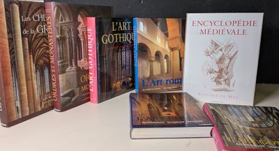 un grand nombre de livres posés sur une table