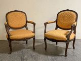 paire de chaises anciennes avec des coussins rembourrés au niveau du dossier