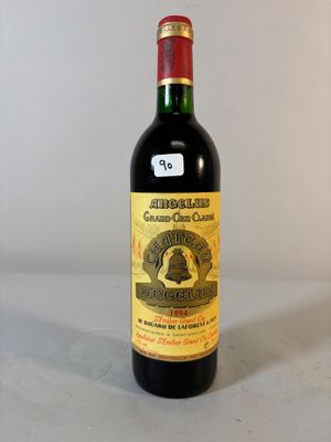 une bouteille de vin posée sur une table