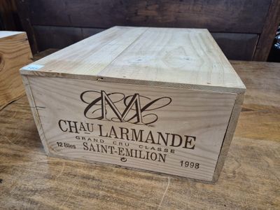 une boîte en bois avec une étiquette sur une table