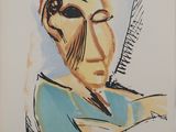 une image représentant un tableau d'un homme portant des lunettes et une chemise bleue