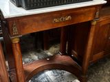 un panier posé sur une table à côté d'une chaise