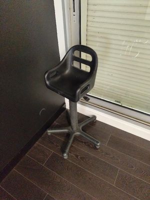 a black chair that is sitting in front of a window