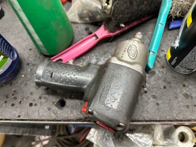 de nombreux outils posés ensemble sur une table