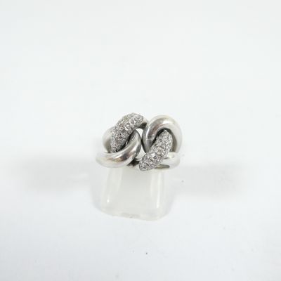 une image représentant une bague en argent sertie de deux diamants, sur un fond blanc