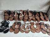 de nombreuses paires de sandales posées sur une table