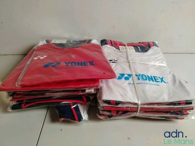 une pile de t-shirts empilés les uns sur les autres sur une table