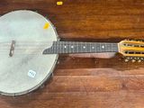 un banjo posé sur une table en bois