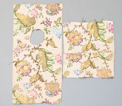 deux morceaux de tissu ornés de motifs floraux sur fond bleu