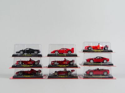 six modèles différents de voitures dans une vitrine