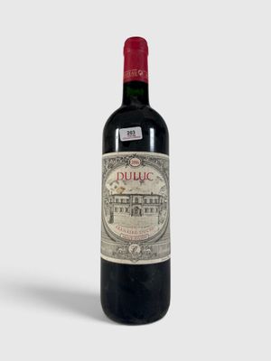 une bouteille de vin posée sur une table