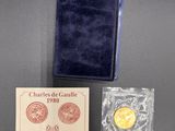 une image représentant un livre bleu contenant une pièce d'or