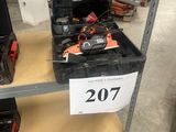 une étagère sur laquelle sont disposés de nombreux outils, dans un magasin
