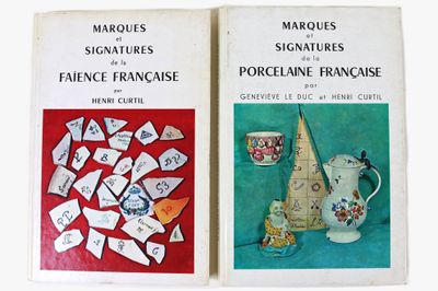 deux livres avec des images représentant un pichet et une tasse posés sur une table