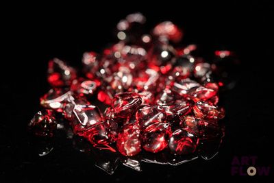 de très jolies perles de verre rouges sur un fond noir