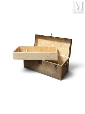 une boîte en bois dont le couvercle est ouvert, sur fond blanc