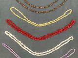 un ensemble de colliers en perles de différentes couleurs et tailles