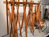 une pièce dans laquelle se trouvent plusieurs chaises en bois