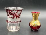 deux vases posés l'un à côté de l'autre sur une table