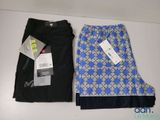 deux pantalons noirs ornés de motifs bleus et blancs
