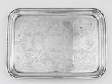 un plateau ancien en argent orné d'un motif floral
