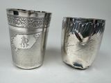 deux coupes en argent ornées de motifs, placées côte à côte