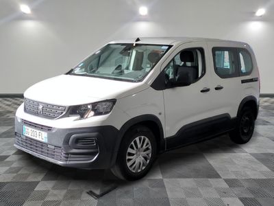 la camionnette blanche est garée sur le sol en damier d'une pièce