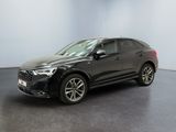 un SUV noir garé dans une pièce au sol noir