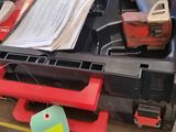 une boîte à outils contenant des outils, posée sur le sol