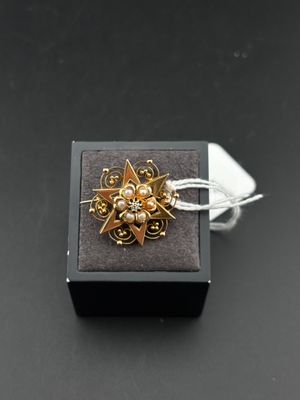 gros plan d'une bague dans une boîte sur une table