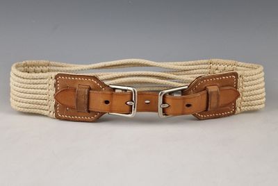 un gros plan d'une ceinture munie de deux boucles