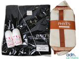 un sac contenant une serviette, un flacon de lotion et une paire de chaussures