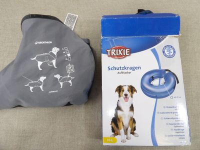 un chien assis à côté d'une boîte de jouets pour chiens