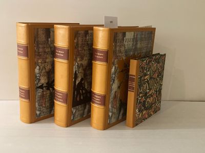 quatre livres posés sur une étagère