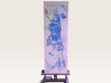 peinture abstraite violette et bleue posée sur un chevalet en bois, sur fond blanc