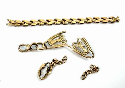 plusieurs bijoux, dont un bracelet, une bague et une chaîne