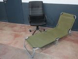 une chaise verte et une chaise noire dans une pièce