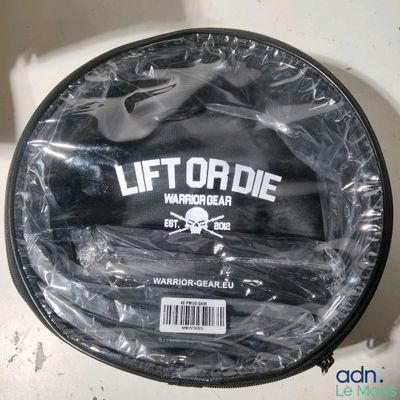 un sac en plastique sur lequel figure l'image d'un chapeau