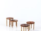 trois tabourets et une table au milieu d'une pièce blanche