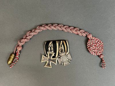 une ceinture ornée d'un insigne, posée sur une surface grise