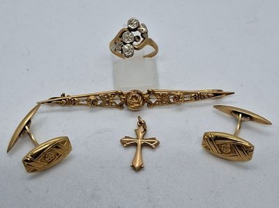un gros plan sur une paire de bagues de manchette et une croix