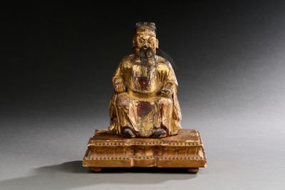 statue d'un homme assis sur une caisse, coiffé d'un chapeau