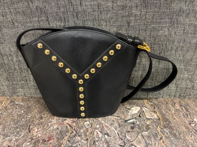 YVES SAINT LAURENT – Sac bandoulière en cuir noir. Très bon état